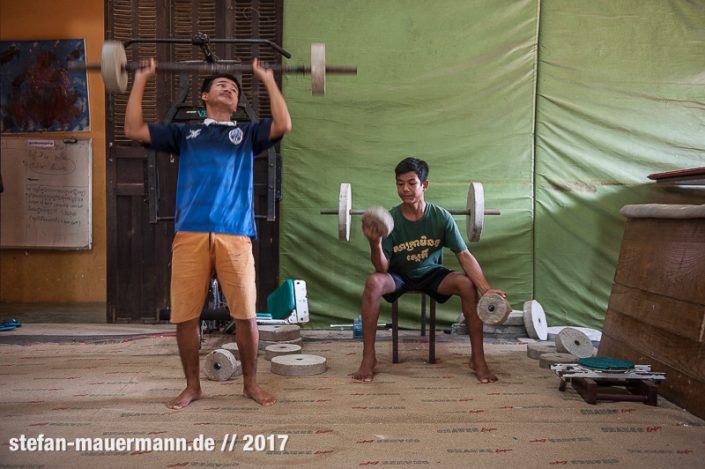 portage über Phare Circus, Cambodia