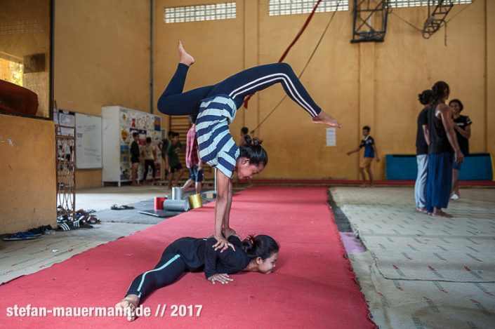 portage über Phare Circus, Cambodia