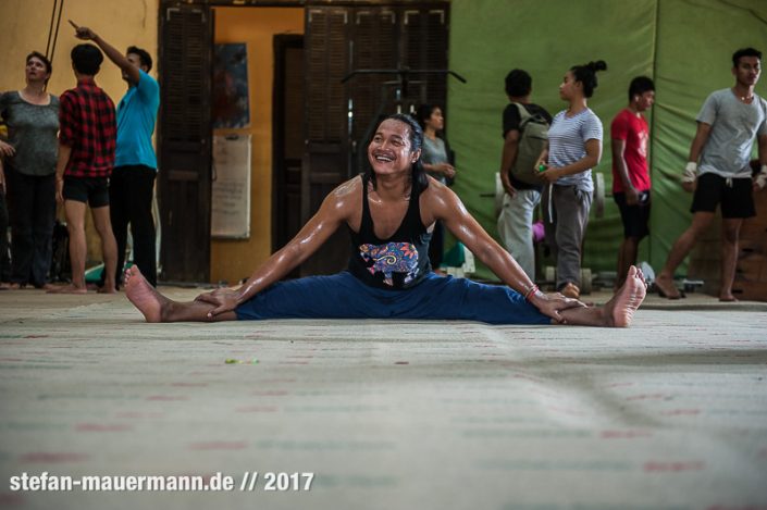 portage über Phare Circus, Cambodia